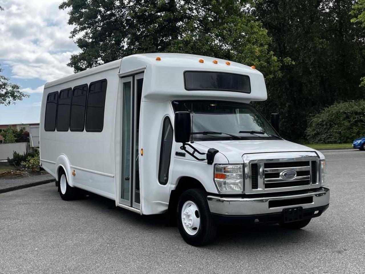 Used 2013 Ford Econoline E450   E-450 23 Passenger Bus for sale in Burnaby, BC
