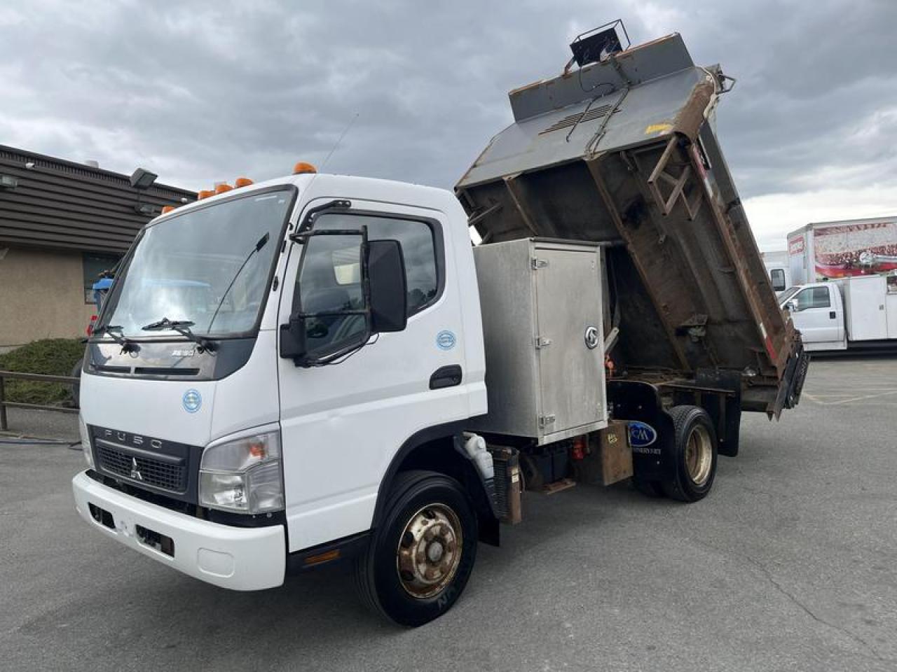 Used 2008 Mitsubishi Fuso Power Tailgate Dump Truck With Winch 3 Seater Diesel for sale in Burnaby, BC