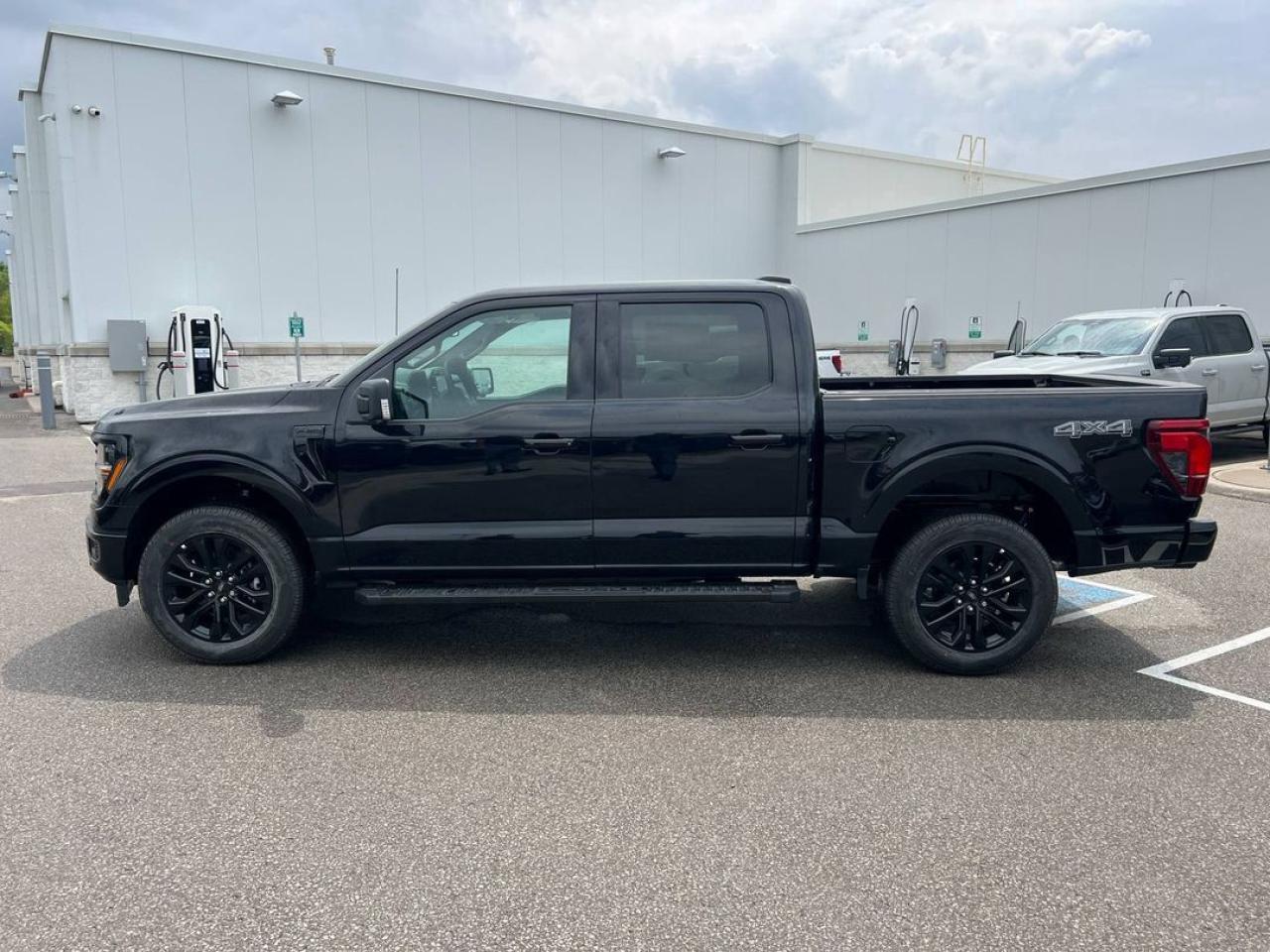 2025 Ford F-150 XLT Photo2