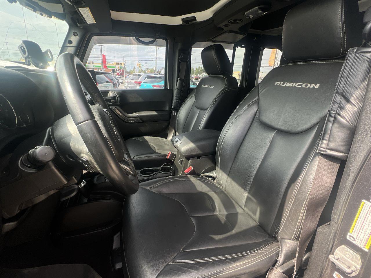 2017 Jeep Wrangler Unlimited Rubicon HEATED LEATHER SEATS, NAV, 12V OUTLET, REMOVEABLE HARD AND SOFT TOP!! Photo