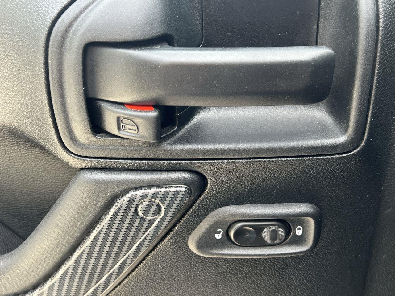 2017 Jeep Wrangler Unlimited Rubicon HEATED LEATHER SEATS, NAV, 12V OUTLET, REMOVEABLE HARD AND SOFT TOP!! Photo