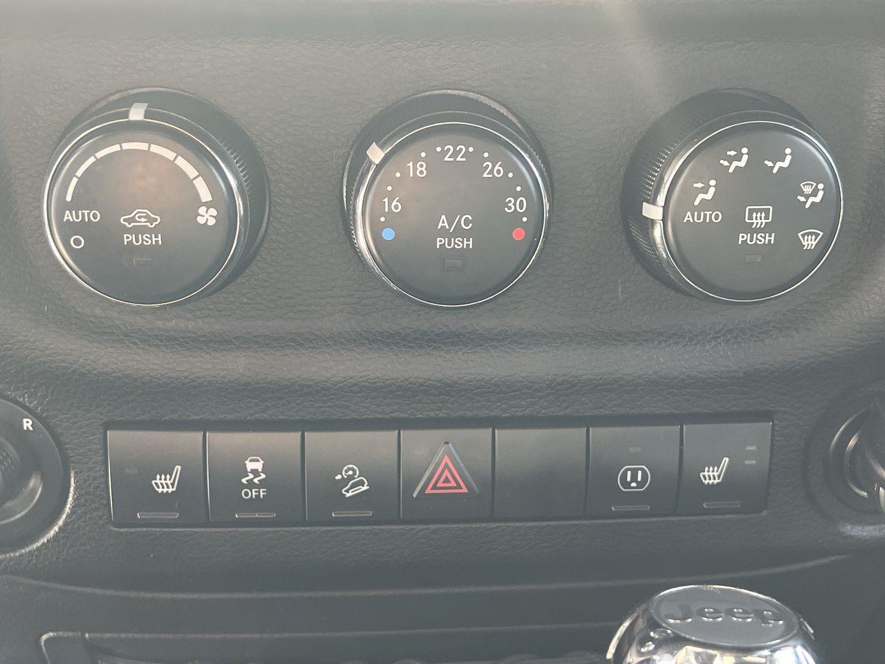 2017 Jeep Wrangler Unlimited Rubicon HEATED LEATHER SEATS, NAV, 12V OUTLET, REMOVEABLE HARD AND SOFT TOP!! Photo