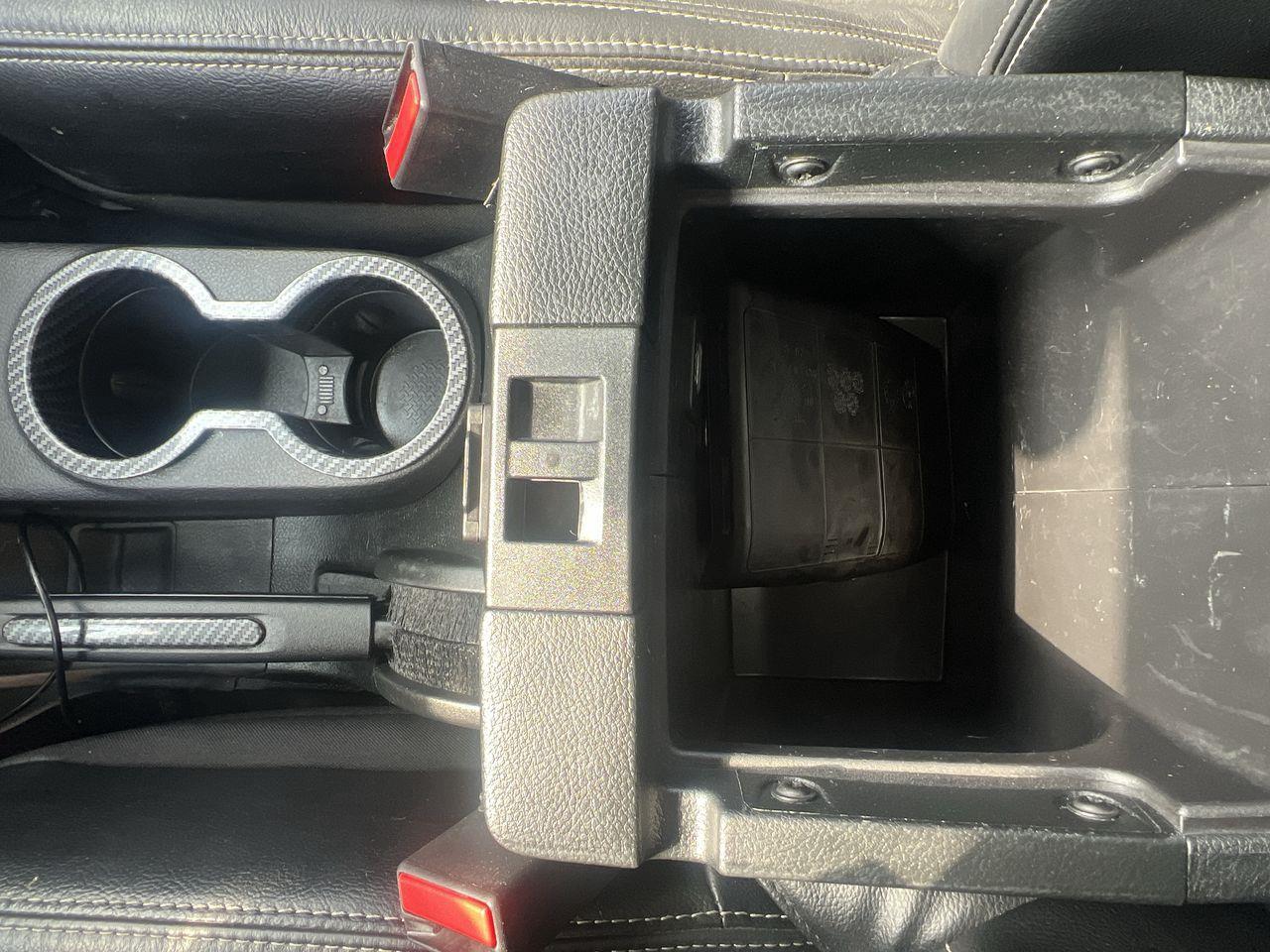 2017 Jeep Wrangler Unlimited Rubicon HEATED LEATHER SEATS, NAV, 12V OUTLET, REMOVEABLE HARD AND SOFT TOP!! Photo