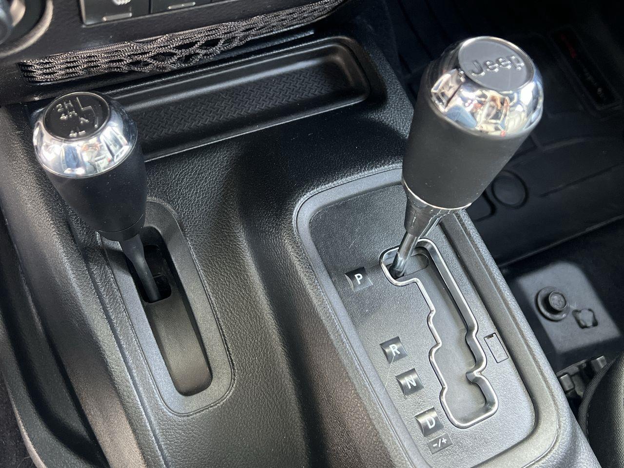 2017 Jeep Wrangler Unlimited Rubicon HEATED LEATHER SEATS, NAV, 12V OUTLET, REMOVEABLE HARD AND SOFT TOP!! Photo