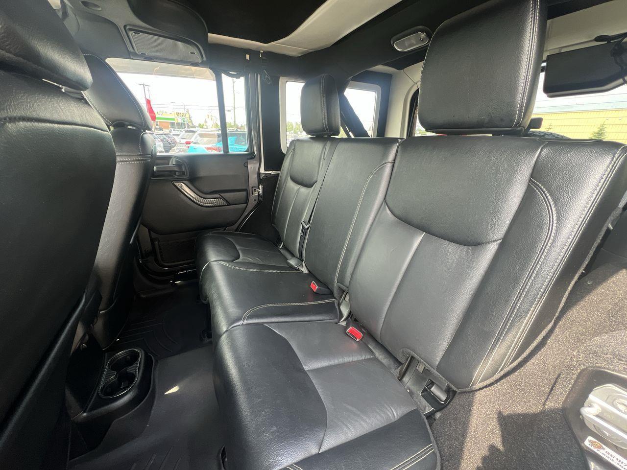 2017 Jeep Wrangler Unlimited Rubicon HEATED LEATHER SEATS, NAV, 12V OUTLET, REMOVEABLE HARD AND SOFT TOP!! Photo