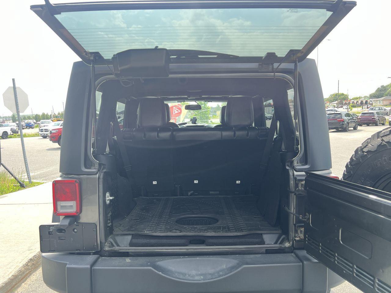 2017 Jeep Wrangler Unlimited Rubicon HEATED LEATHER SEATS, NAV, 12V OUTLET, REMOVEABLE HARD AND SOFT TOP!! Photo