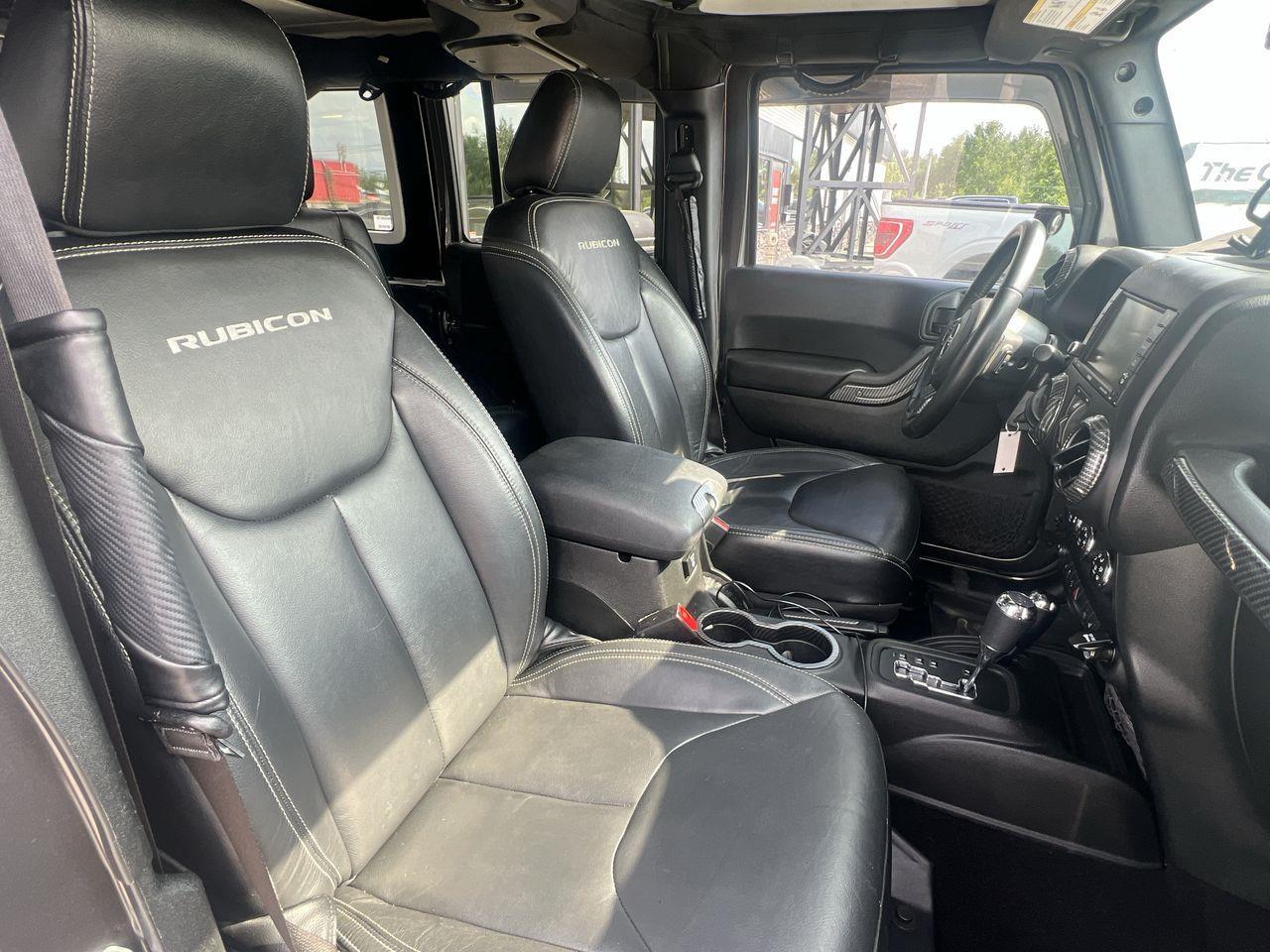 2017 Jeep Wrangler Unlimited Rubicon HEATED LEATHER SEATS, NAV, 12V OUTLET, REMOVEABLE HARD AND SOFT TOP!! Photo