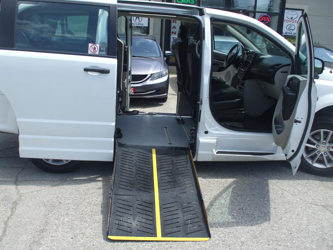 2018 Dodge Grand Caravan CAN Value Package,Wheelchair-accessible,Revability - Photo #25