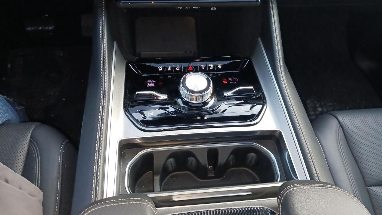 2025 Jeep Wagoneer Series III 4x4 Photo