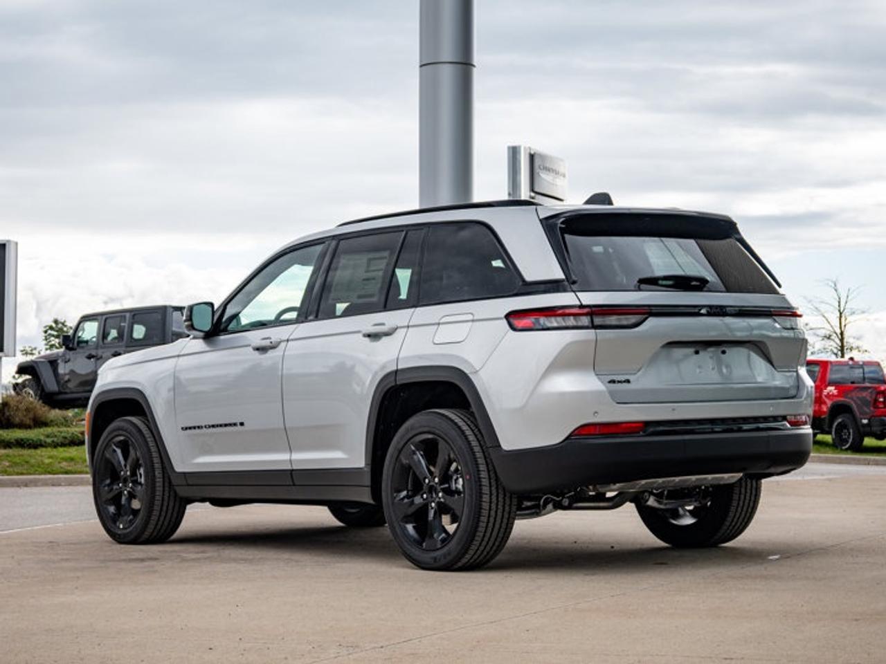 2025 Jeep Grand Cherokee Altitude Photo4