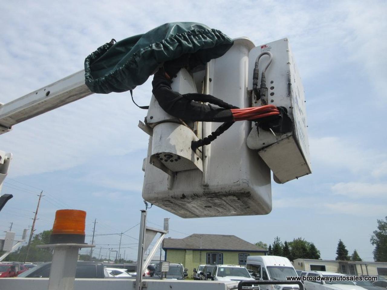 2017 RAM 5500 HD Chassis WORK READY SXT-EDITION 3 PASSENGER 6.7L - CUMMINS.. TWO-WHEEL DRIVE.. REGULAR-CAB.. VERSALIFT-BUCKET-BED.. TRAILER BRAKE.. LOCK-BOX-AREAS.. Photo