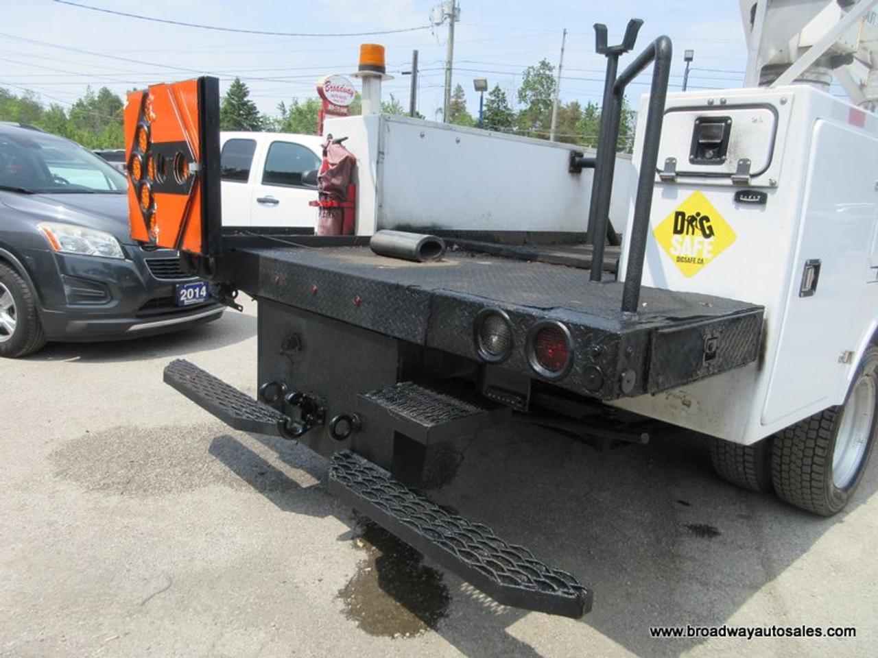 2017 RAM 5500 HD Chassis WORK READY SXT-EDITION 3 PASSENGER 6.7L - CUMMINS.. TWO-WHEEL DRIVE.. REGULAR-CAB.. VERSALIFT-BUCKET-BED.. TRAILER BRAKE.. LOCK-BOX-AREAS.. Photo