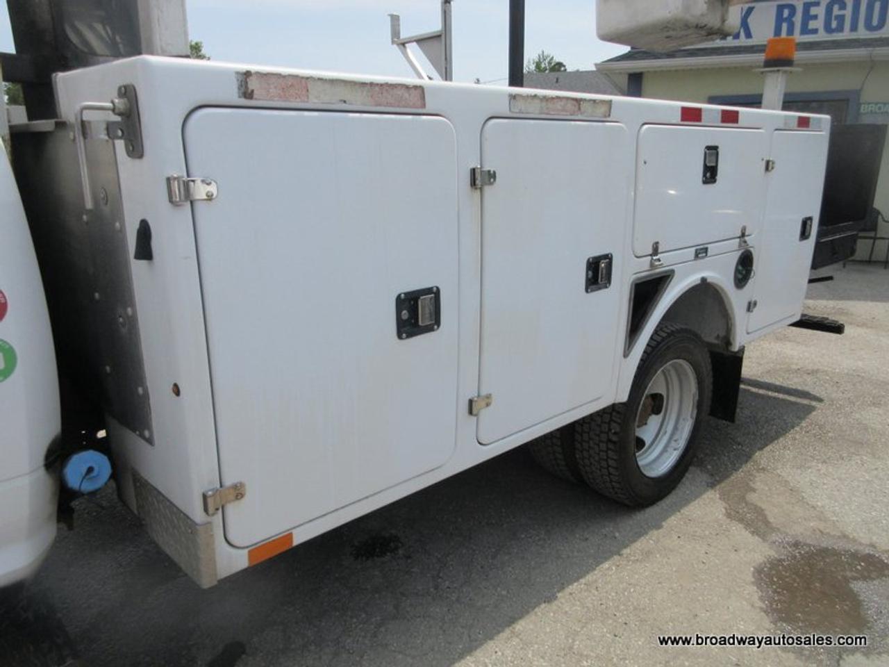 2017 RAM 5500 HD Chassis WORK READY SXT-EDITION 3 PASSENGER 6.7L - CUMMINS.. TWO-WHEEL DRIVE.. REGULAR-CAB.. VERSALIFT-BUCKET-BED.. TRAILER BRAKE.. LOCK-BOX-AREAS.. Photo