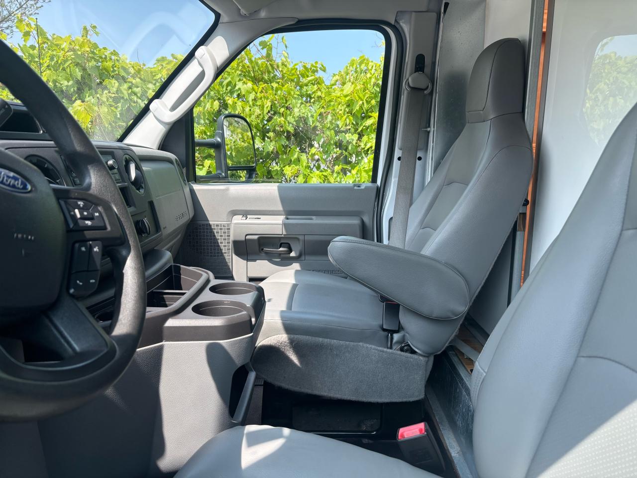 2022 Ford E450  - Photo #10