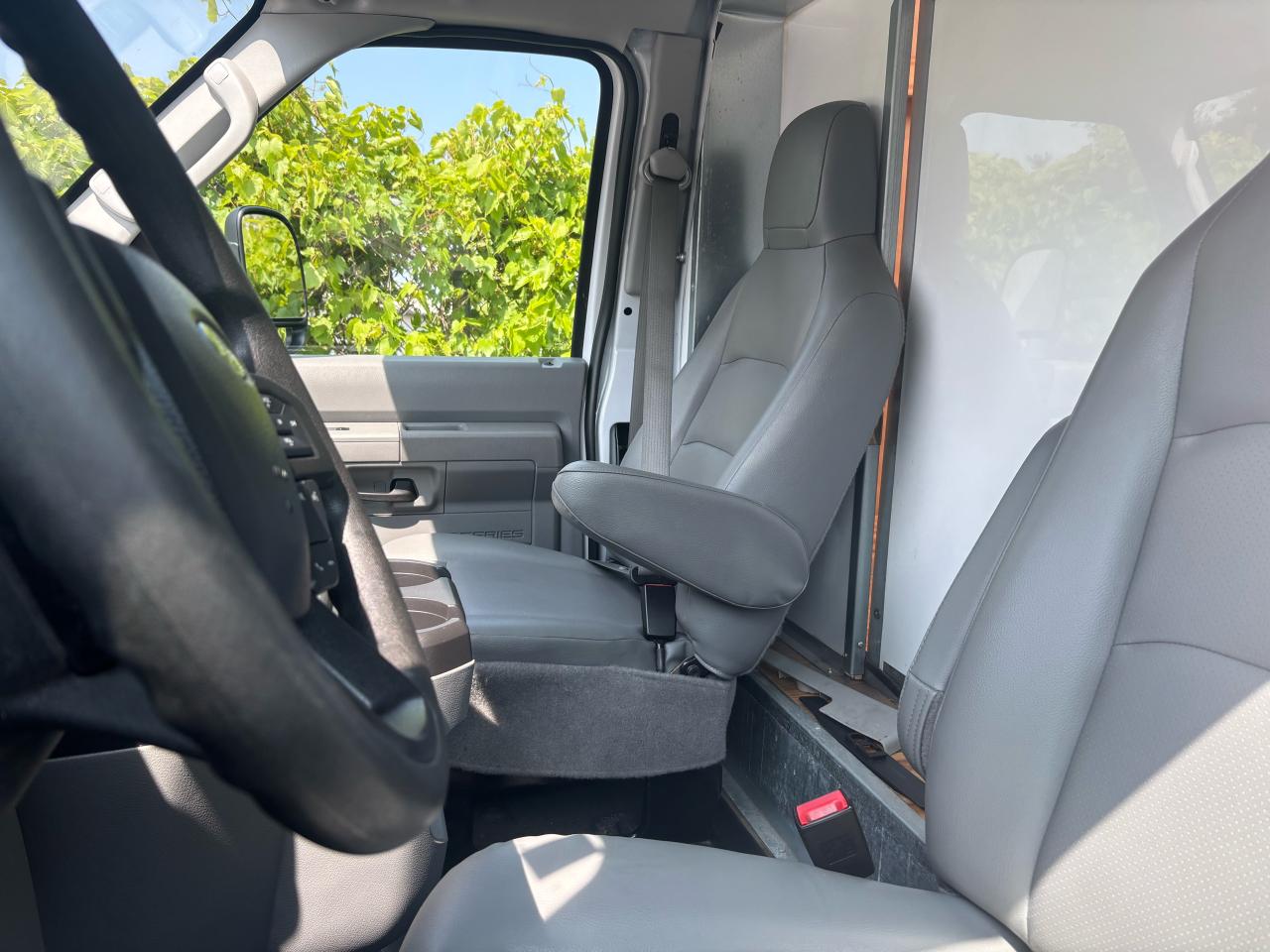 2022 Ford E450  - Photo #9