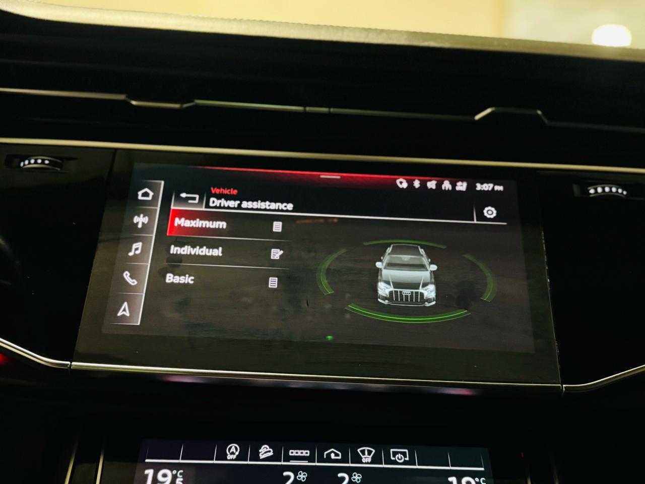 2021 Audi Q8 TECHNIK | SLINE - Photo #22