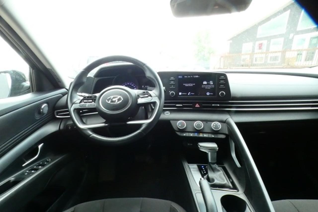 2023 Hyundai Elantra Preferred w/Htd cloth seats, BUC - Photo #11