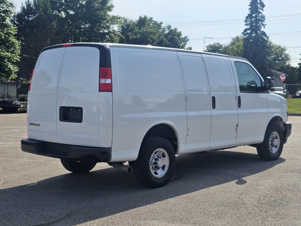 2022 Chevrolet Express 2500 Cargo 4.3L V6, RWD, A/C - Photo #5