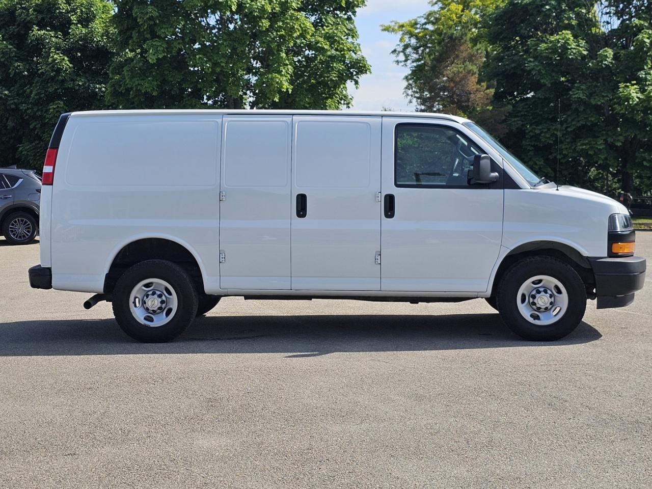 2022 Chevrolet Express 2500 Cargo 4.3L V6, RWD, A/C - Photo #4