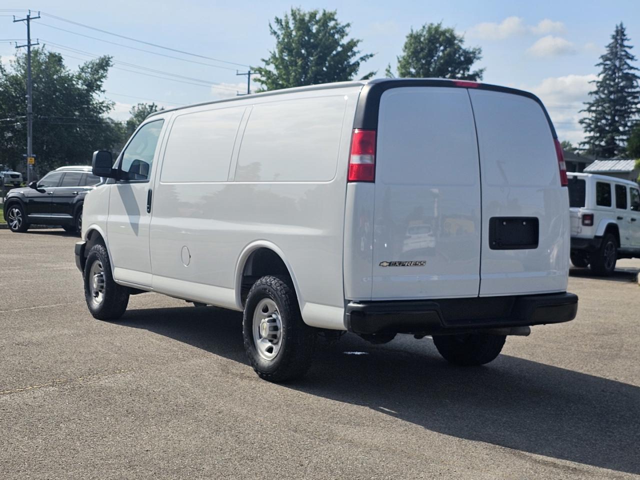 2022 Chevrolet Express 2500 Cargo 4.3L V6, RWD, A/C - Photo #7