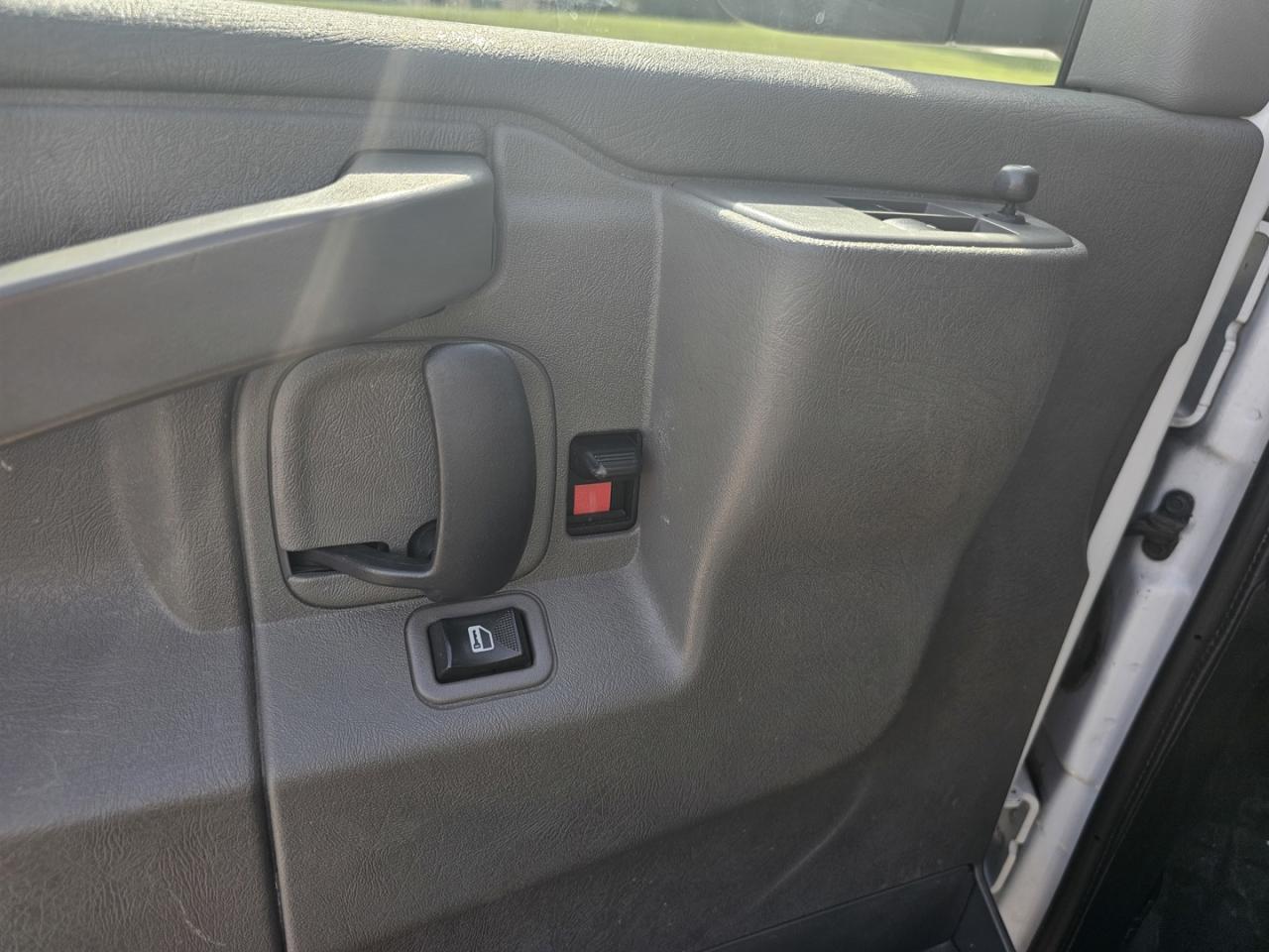 2022 Chevrolet Express 2500 Cargo 4.3L V6, RWD, A/C - Photo #10