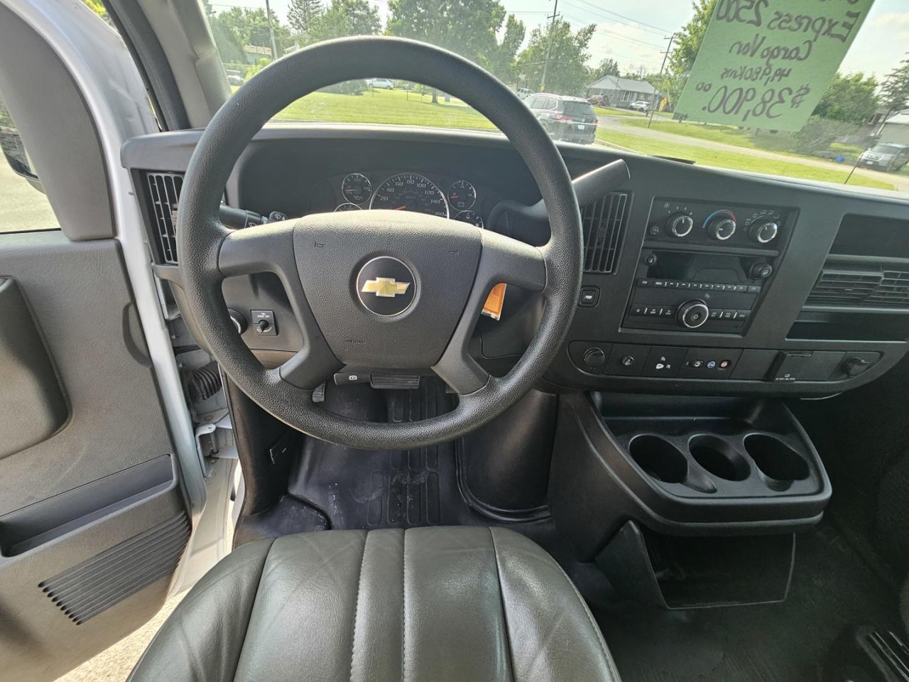 2022 Chevrolet Express 2500 Cargo 4.3L V6, RWD, A/C - Photo #12