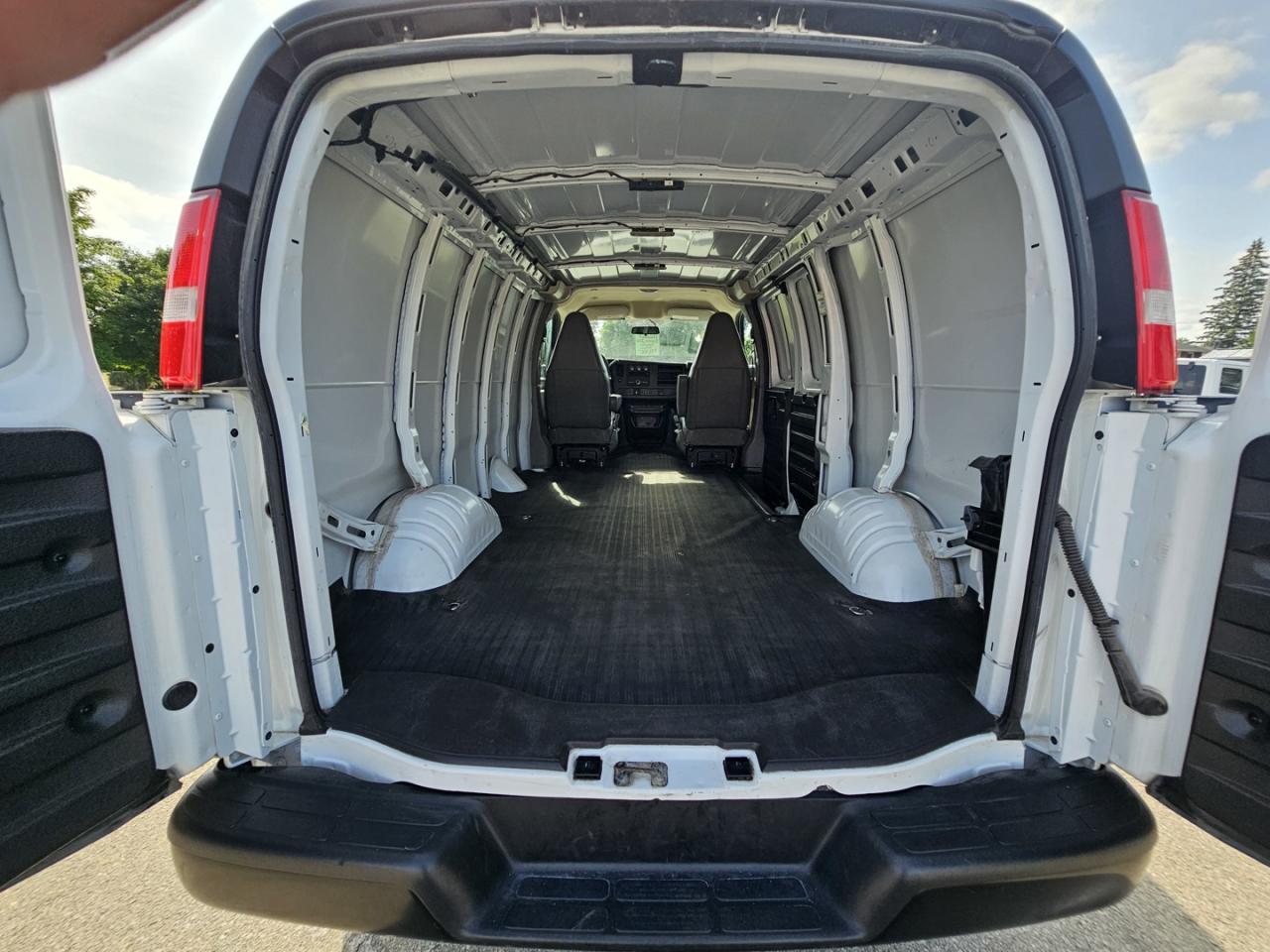 2022 Chevrolet Express 2500 Cargo 4.3L V6, RWD, A/C - Photo #15