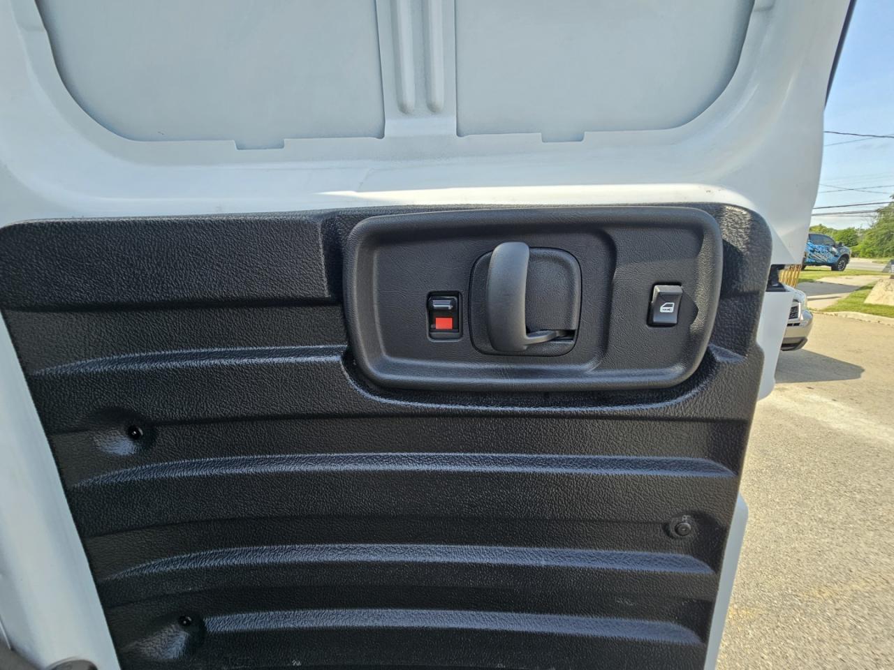 2022 Chevrolet Express 2500 Cargo 4.3L V6, RWD, A/C - Photo #16