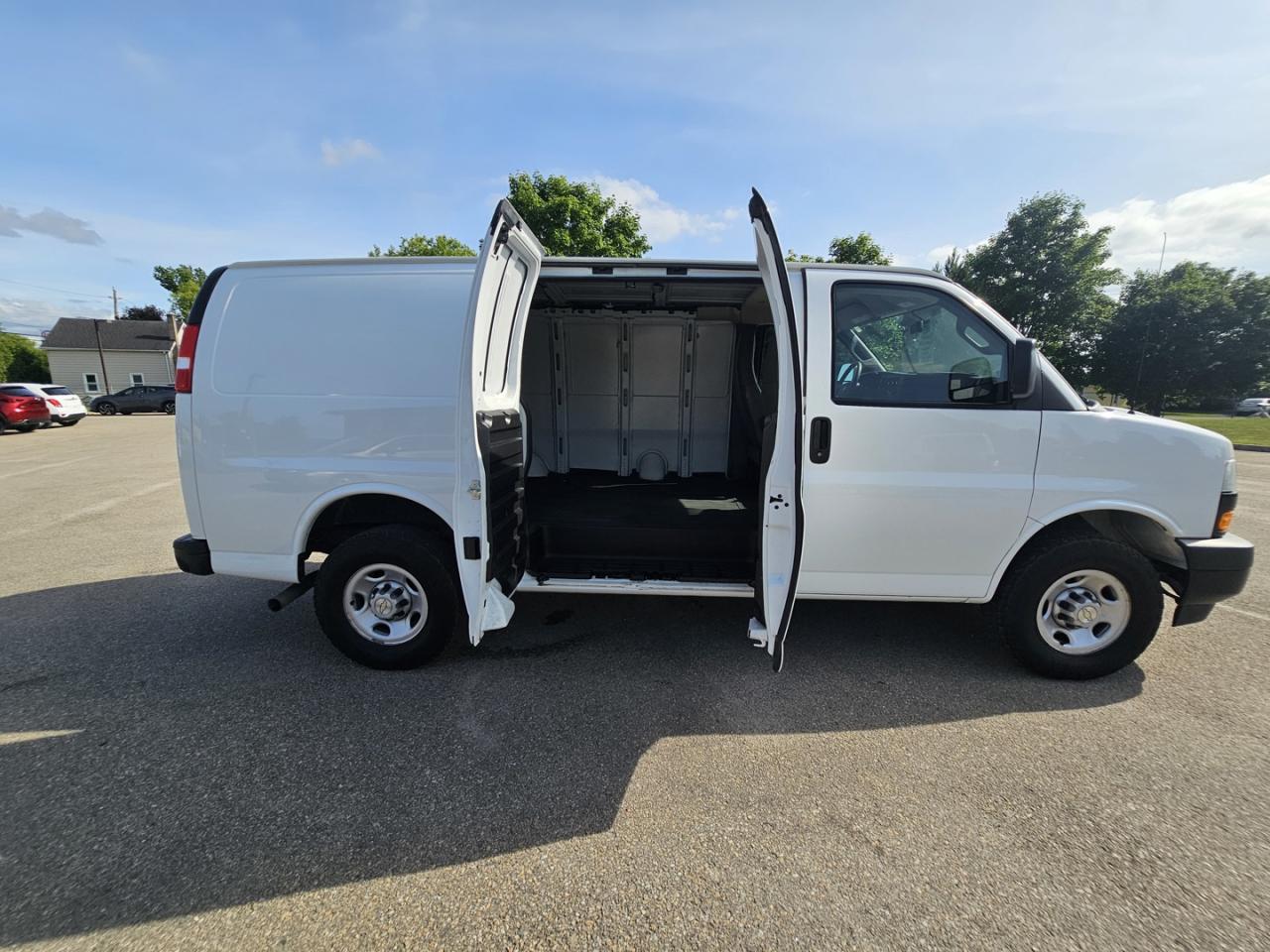 2022 Chevrolet Express 2500 Cargo 4.3L V6, RWD, A/C - Photo #17