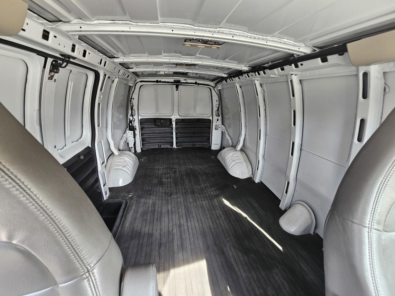 2022 Chevrolet Express 2500 Cargo 4.3L V6, RWD, A/C - Photo #18