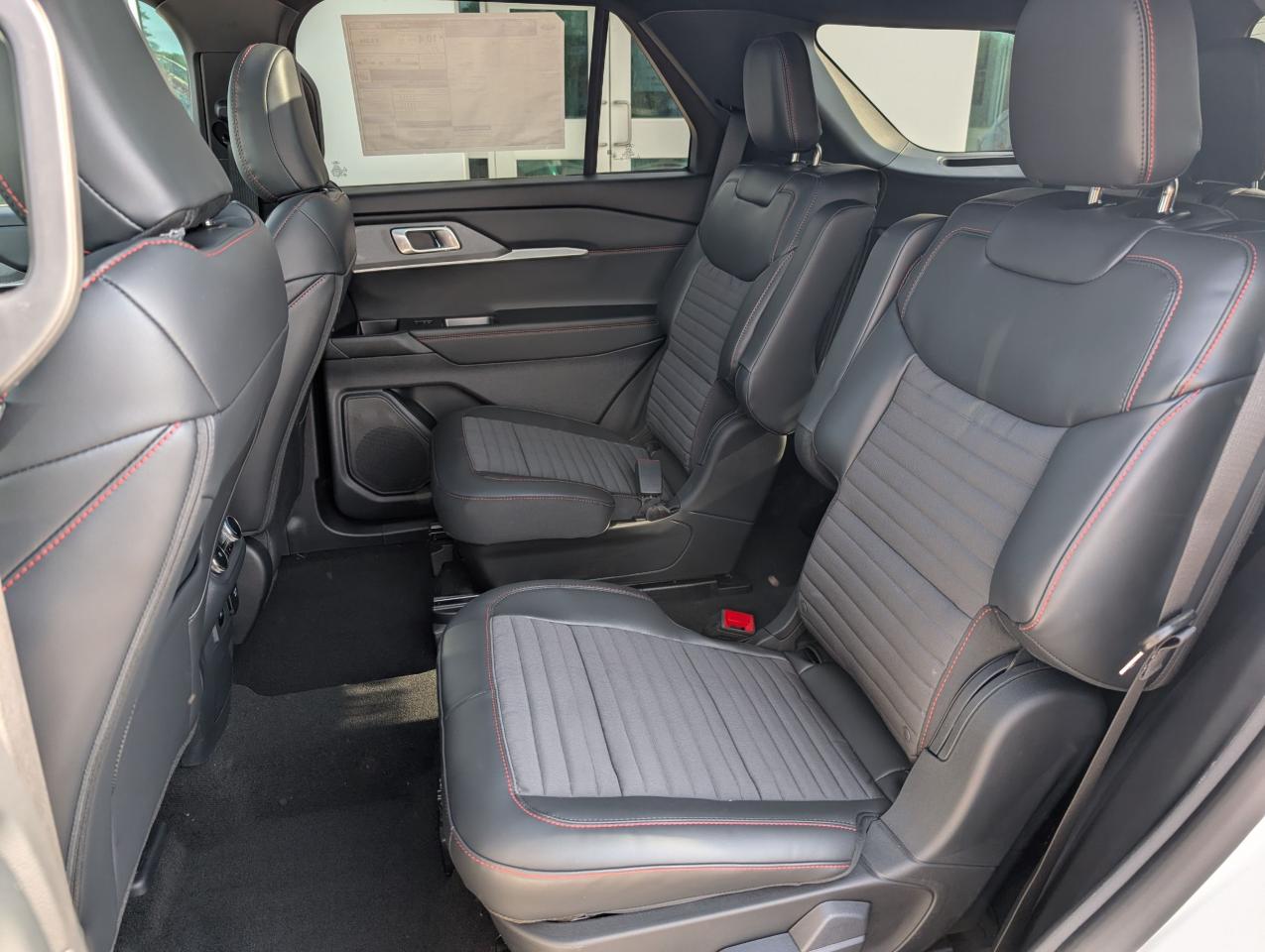 2025 Ford Explorer ST-Line Photo5