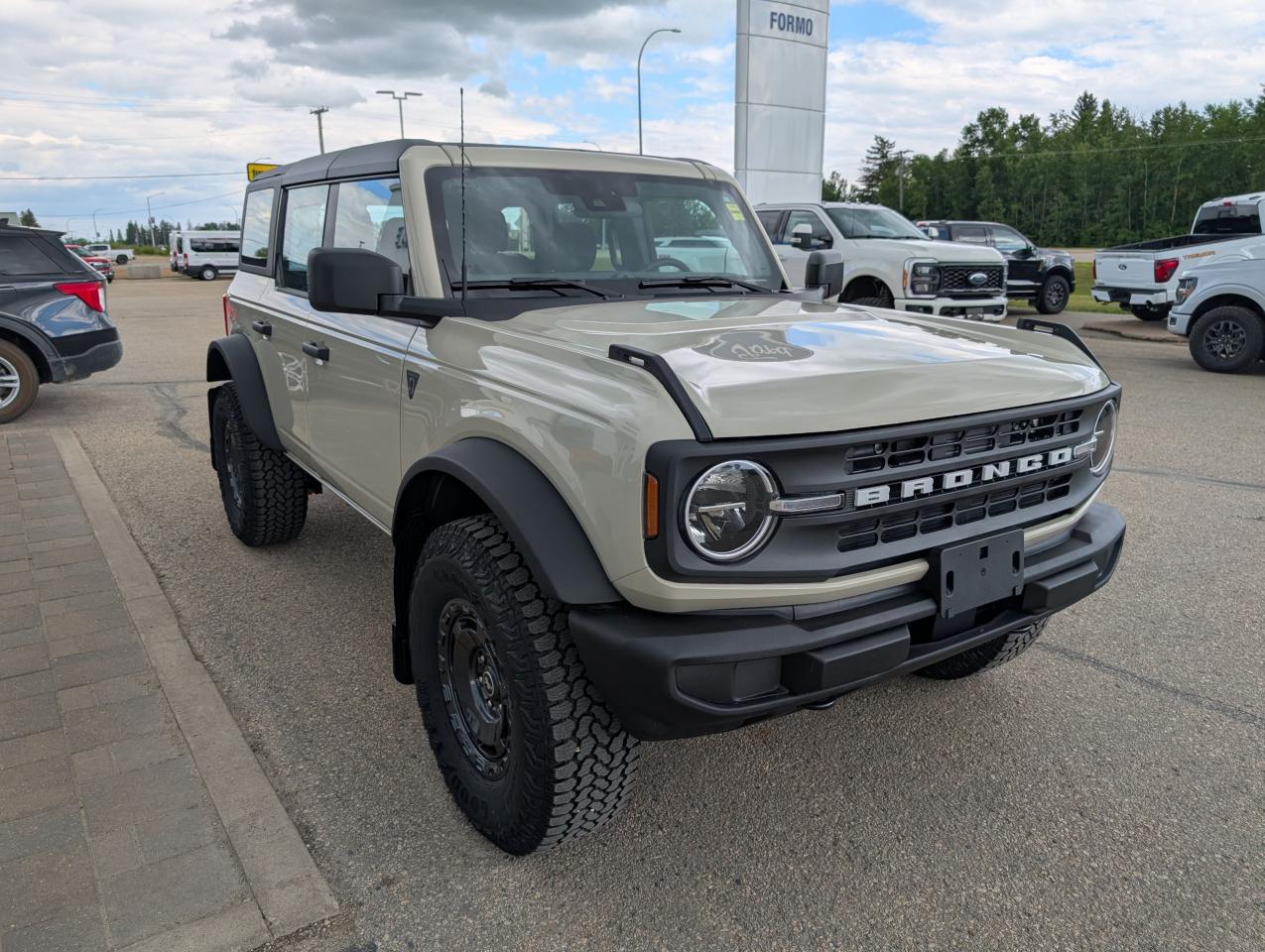 2025 Ford Bronco Base Photo3