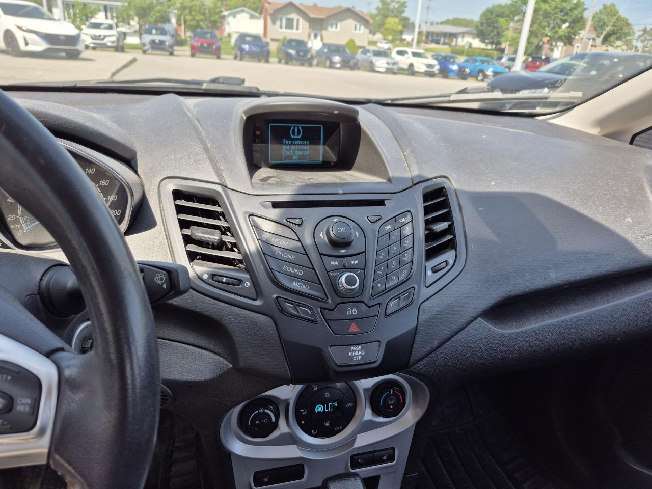 2014 Ford Fiesta SE Photo8