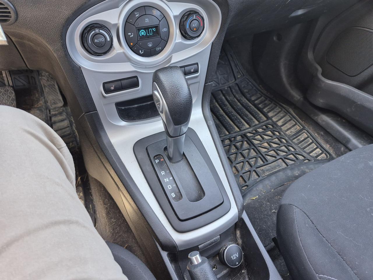 2014 Ford Fiesta SE Photo9