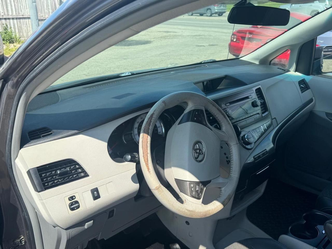 2011 Toyota Sienna AS IS, SE, ONE OWNER, WELL MAINTAINED, RUNS GREAT - Photo #12