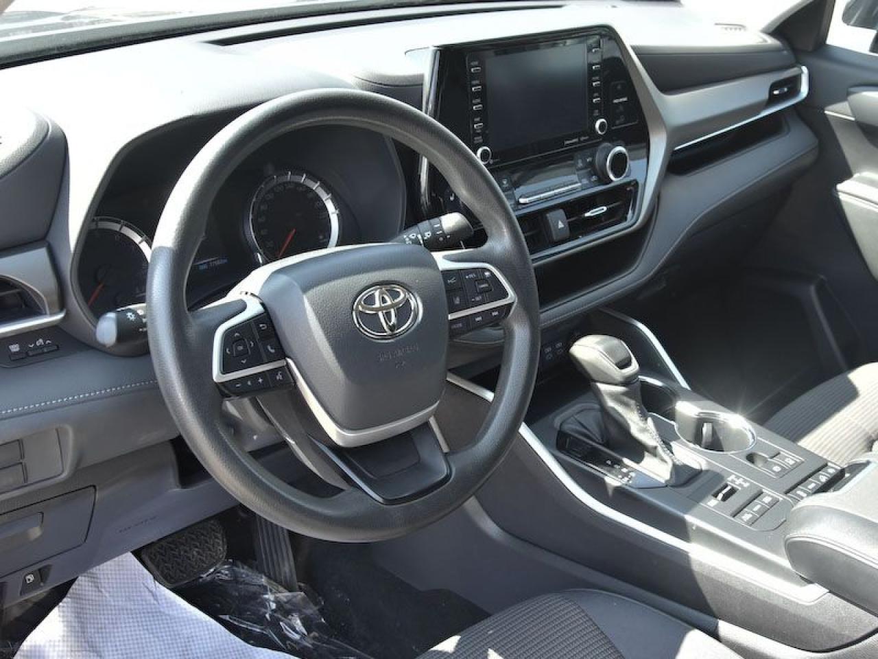 2022 Toyota Highlander LE - Photo #5