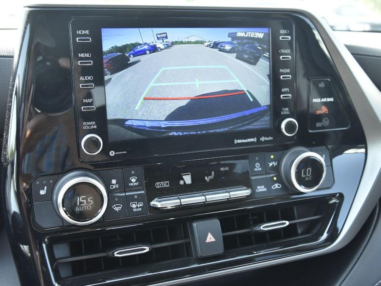 2022 Toyota Highlander LE - Photo #8