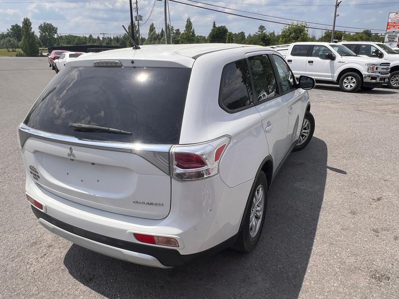 2015 Mitsubishi Outlander 4WD 4dr ES Photo4