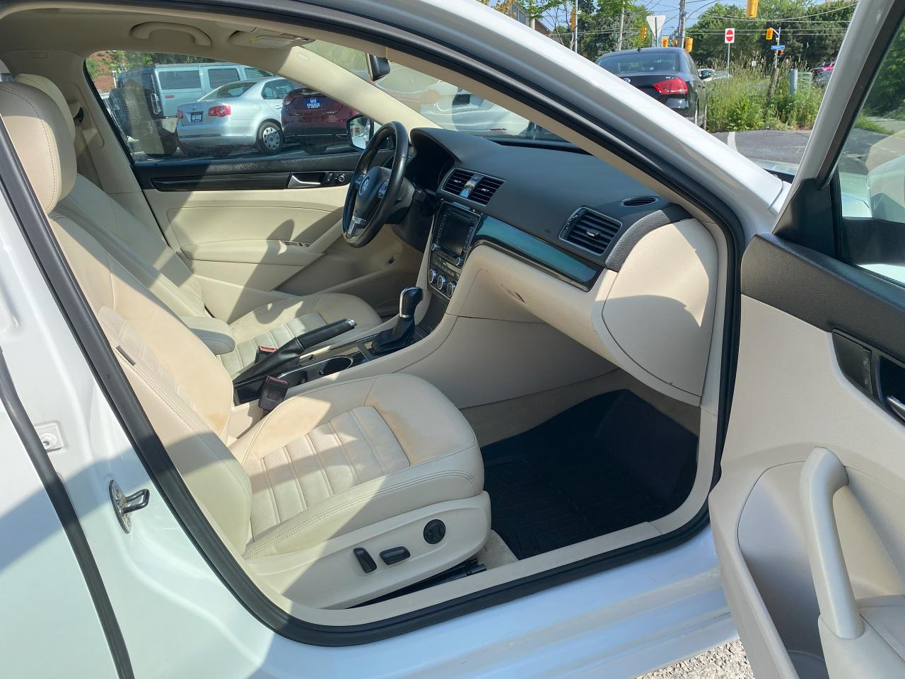 2013 Volkswagen Passat Diesel/Highline/Automatic DSG/Leather/Roof/Navi - Photo #9