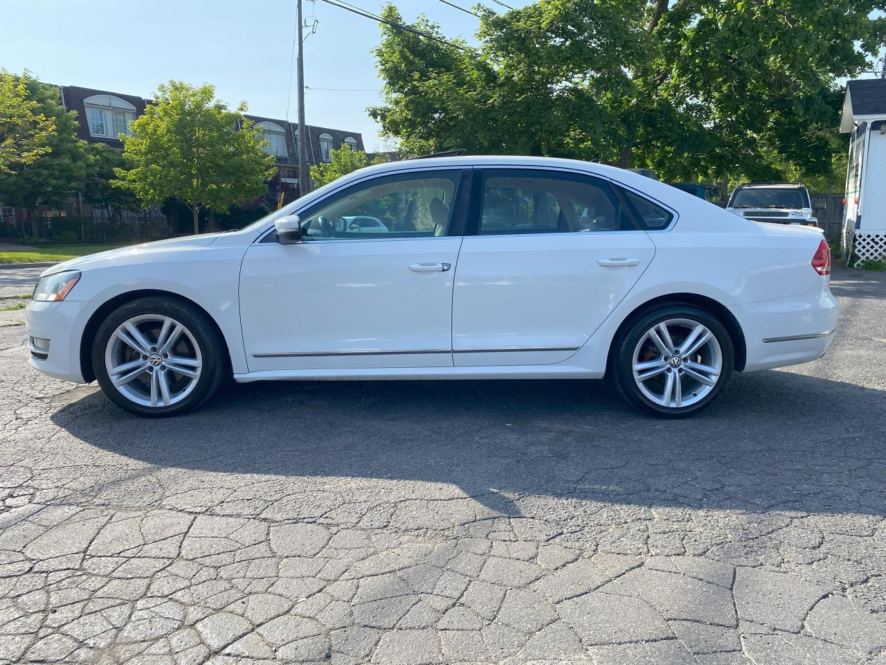 2013 Volkswagen Passat Diesel/Highline/Automatic DSG/Leather/Roof/Navi - Photo #2