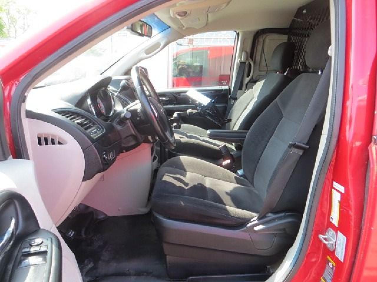 2015 RAM Cargo Van CERTIFIED, LOW KM, SHELVES, PWR INVERTER, RACKS - Photo #8