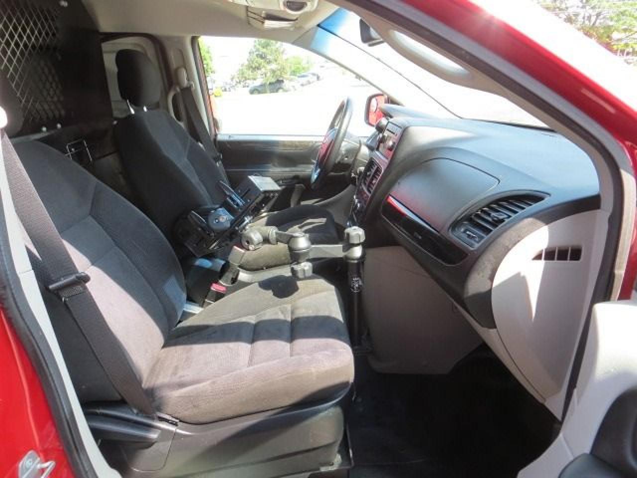 2015 RAM Cargo Van CERTIFIED, LOW KM, SHELVES, PWR INVERTER, RACKS - Photo #9