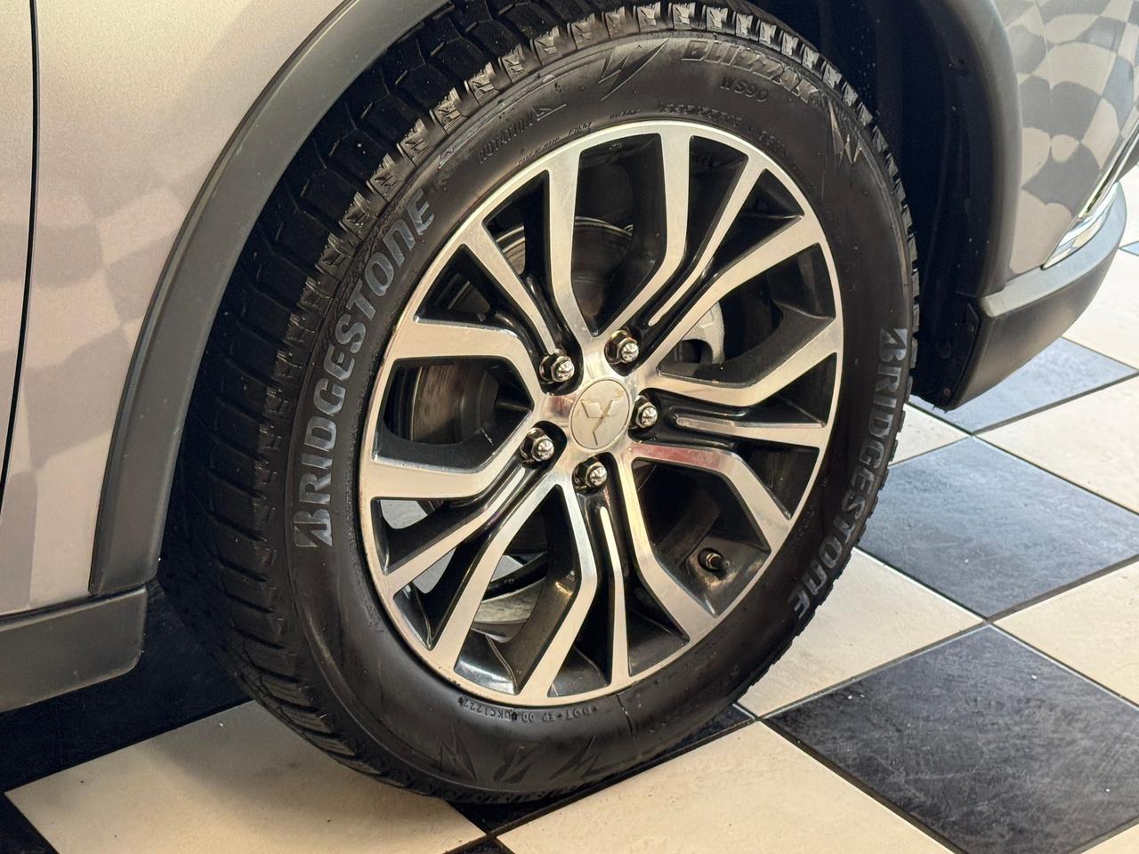 2016 Mitsubishi Outlander EX AWD V6 7 Passenger+sunroof+New Brakes+Tires Photo