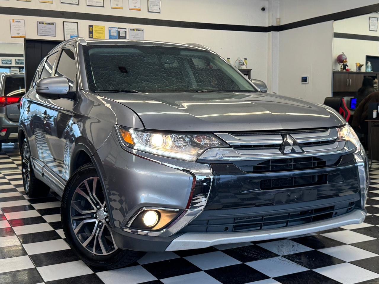 2016 Mitsubishi Outlander EX AWD V6 7 Passenger+sunroof+New Brakes+Tires Photo