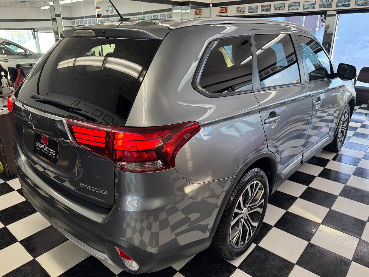 2016 Mitsubishi Outlander EX AWD V6 7 Passenger+sunroof+New Brakes+Tires Photo