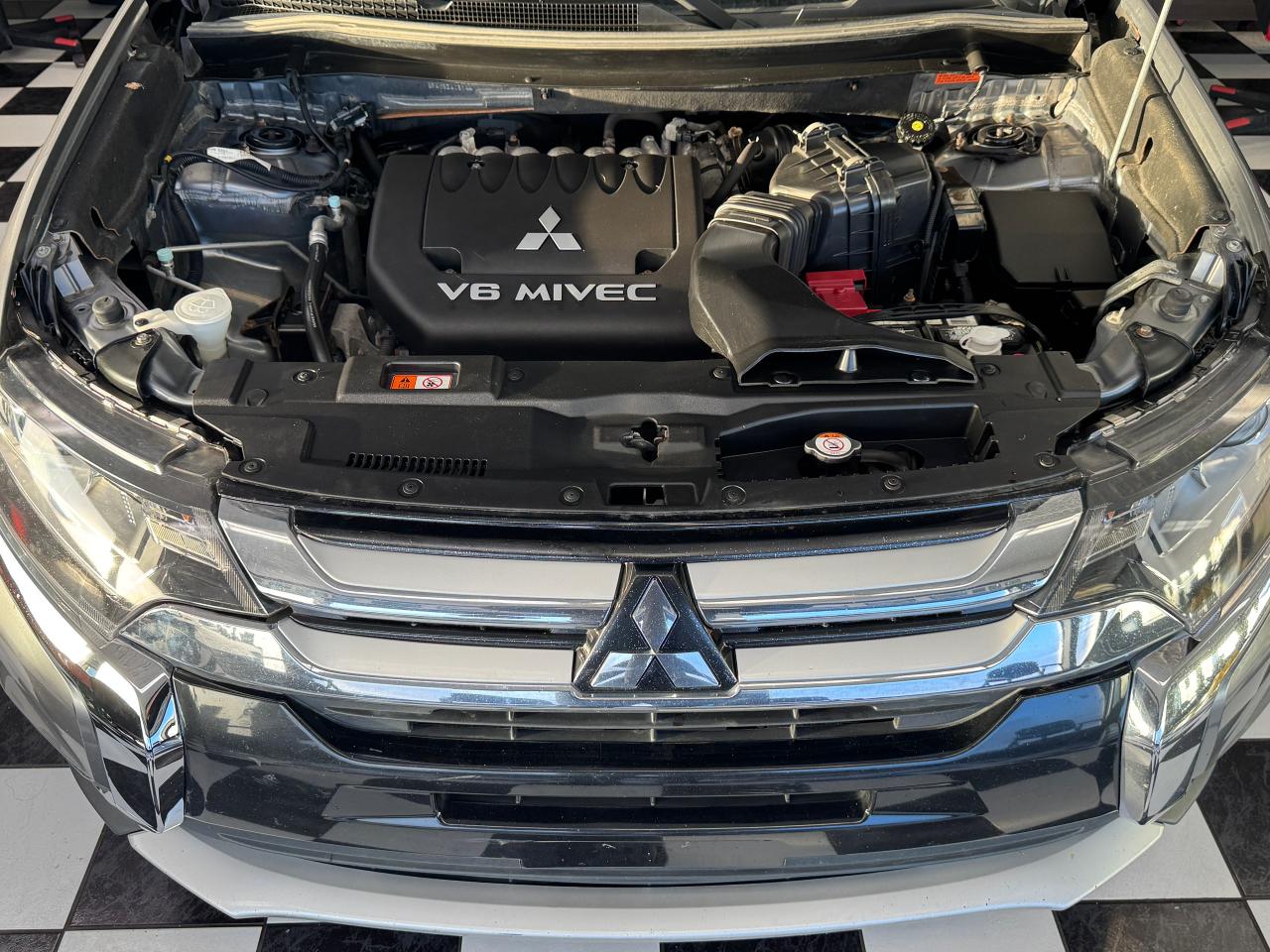 2016 Mitsubishi Outlander EX AWD V6 7 Passenger+sunroof+New Brakes+Tires Photo