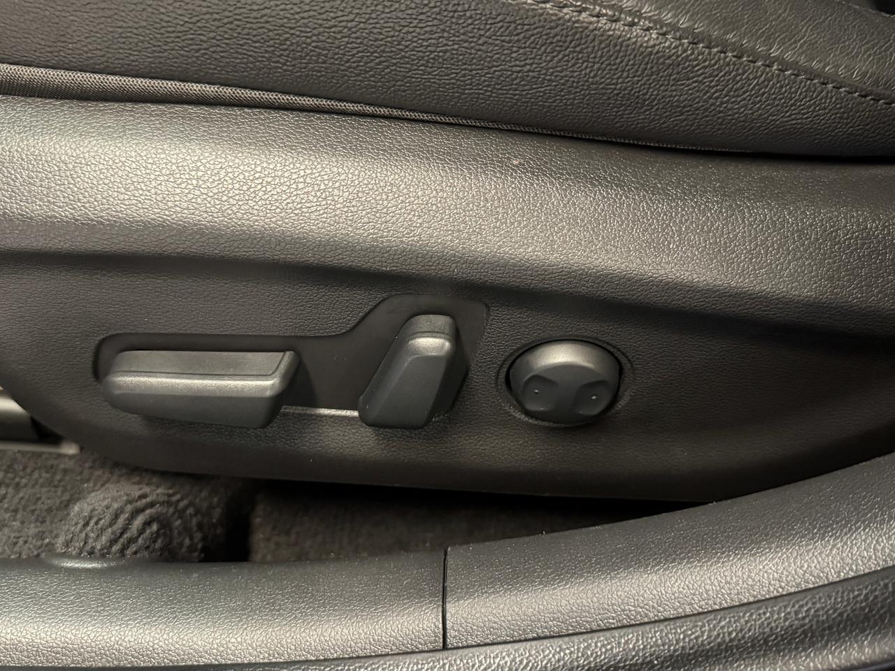 2017 Hyundai Elantra LIMITED+sunroof+GPS+ApplePlay+Heated Steering Photo