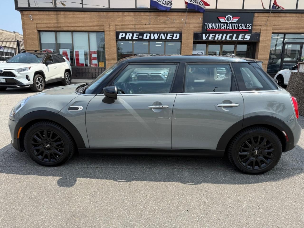 2021 MINI HARDTOP 4 DOOR COOPER/LEATHER/NAVIGATION/SUNROOF/AUTO - Photo #2