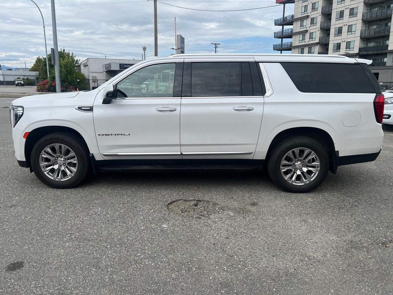 2021 GMC Yukon XL Denali Photo4
