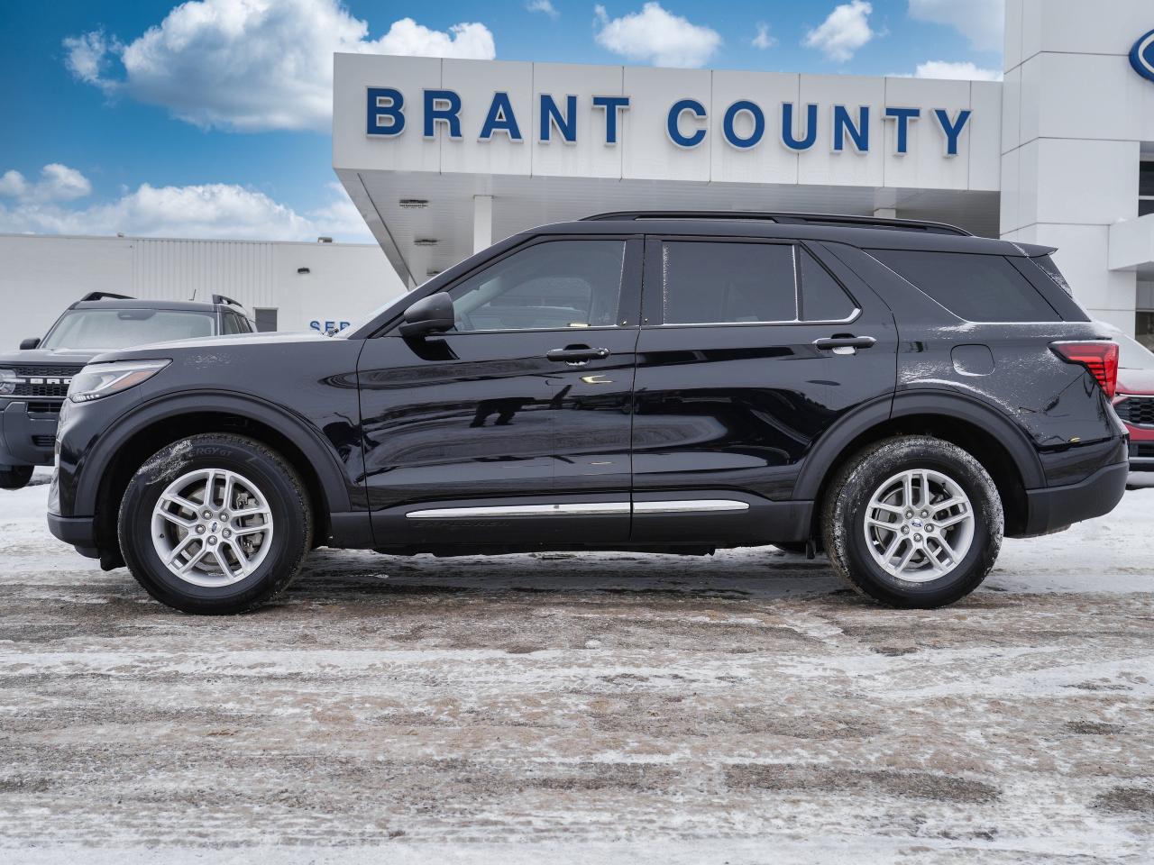 2025 Ford Explorer AWD | 7 PASS | NOT A RENTAL!! | LOW KM !! WARRANTY Photo3